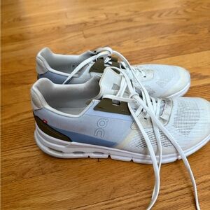 ON CLOUDS// women’s gym shoe